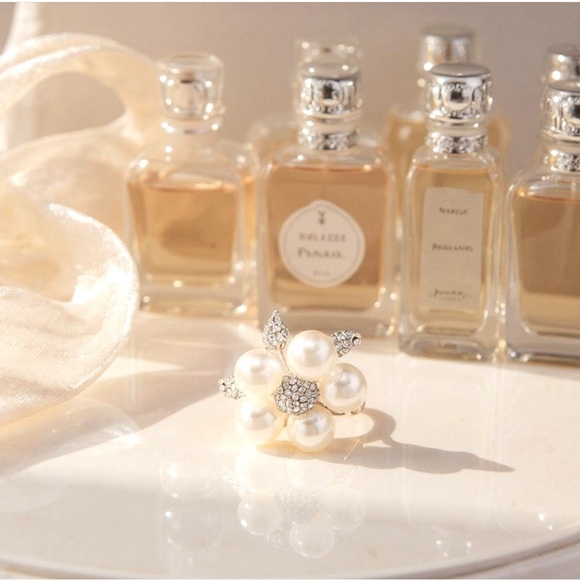 Faux Pearl&Crystal Cocktail Ring, large floral design, adjustable 🌺🤍🩶 - Picture 3 of 4